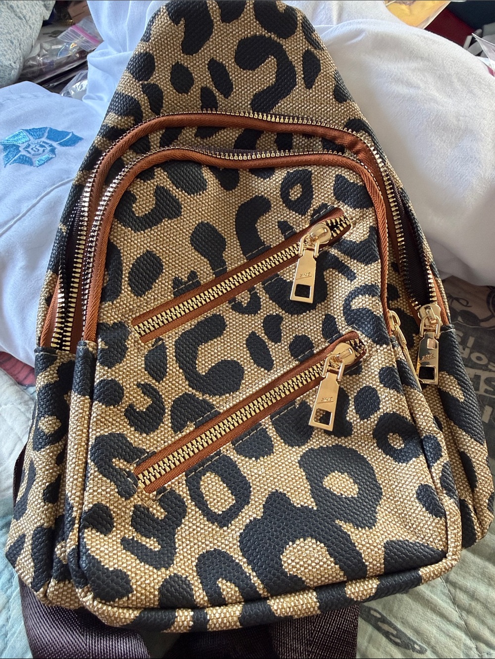 Zhen Meishi leopard print crossbody bag features multiple exterior pockets